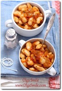 Фасоль с помидорами одна из самых простых и вкусных, в веганской и безглютеновой версиях